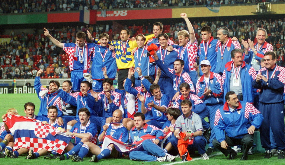 Piłkarze, trenerzy i cały sztab szkoleniowy reprezentacji Chorwacji, która w mistrzostwach świata w 1998 roku we Francji zdobyła brązowy medal, pokonując w meczu o 3. miejsce Holandię 2:1, po golach Roberta Prosinečkiego w 13. minucie i Davora Šukera w 35. minucie.