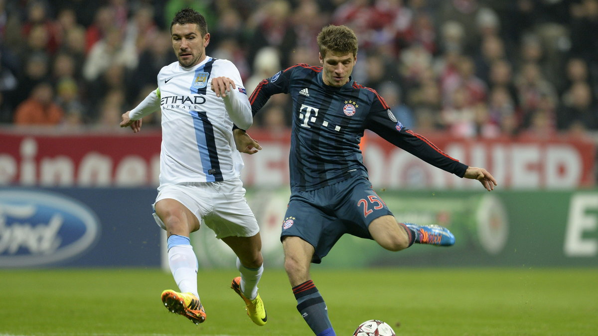 Alexandar Kolarov (L) i Thomas Mueller (P)