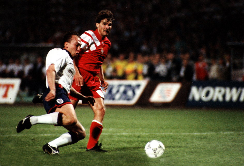Piotr Czachowski (w czerwonym stroju) w barwach reprezentacji Polski podczas meczu z Anglią (1:1) na Stadionie Śląskim w Chorzowie w 1993 r.