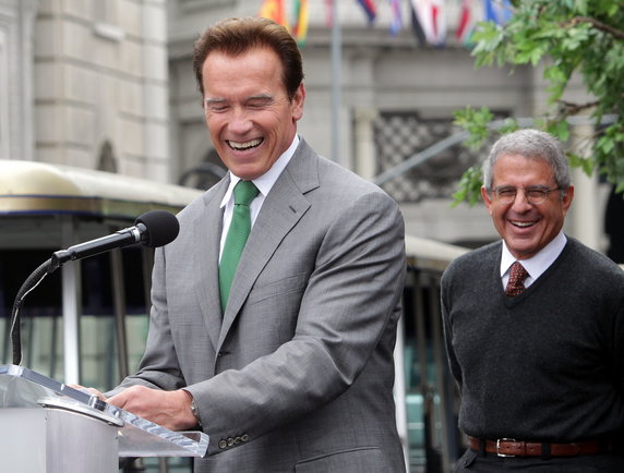 Arnold Schwarzenegger i Ron Meyer w 2010