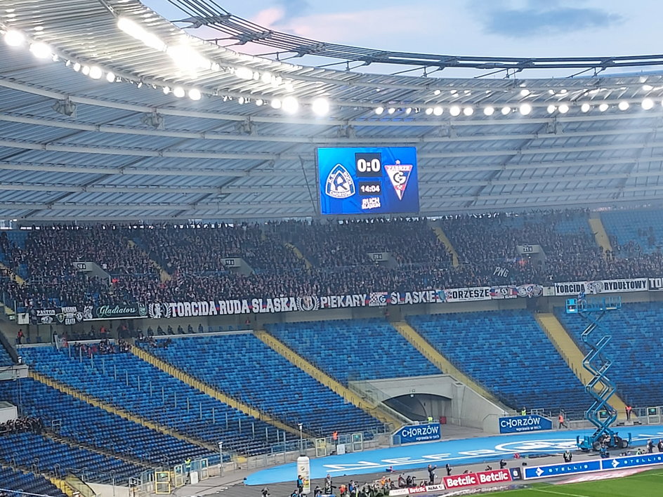 Ponad 2000 fanów Górnika weszło na derby. Wnieśli też flagi