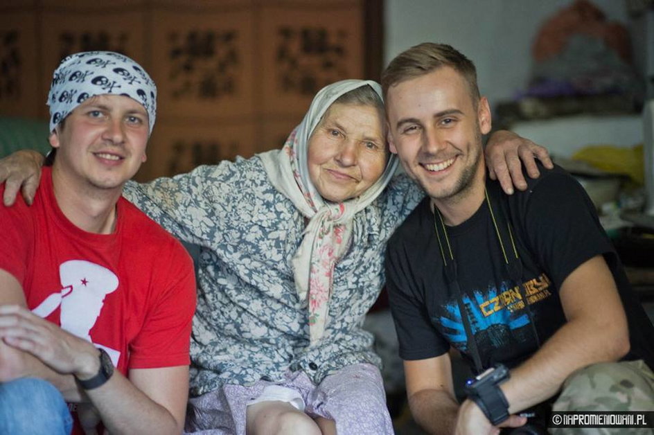 Od lewej: przewodnik po zonie Marek Baryszewski, Olga Juszczenko i Krystian Machnik - organizator akcji pomocowych dla samosiołów