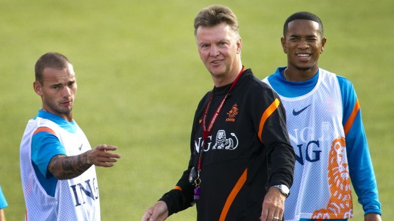 Louis van Gaal (C) i Wesley Sneijder