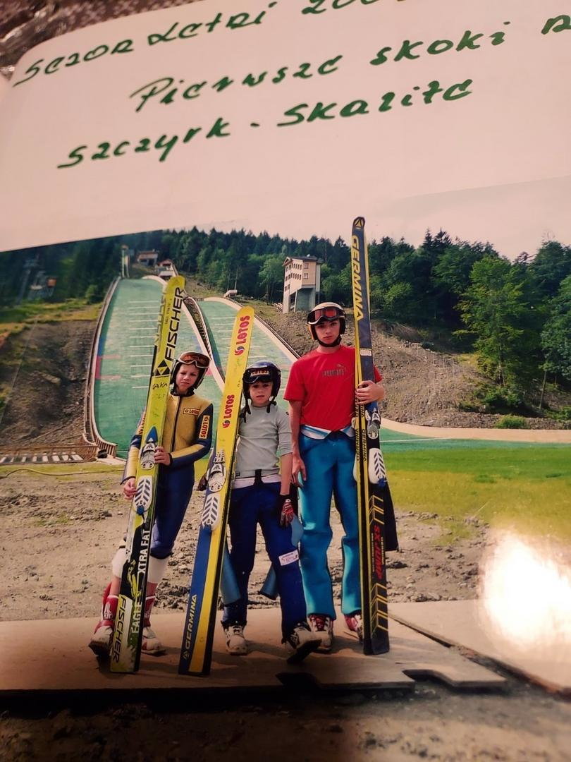 Paweł (w środku) po jego pierwszych skokach w Szczyrku, gdzie uczył się w tamtejszej Szkole Mistrzostwa Sportowego