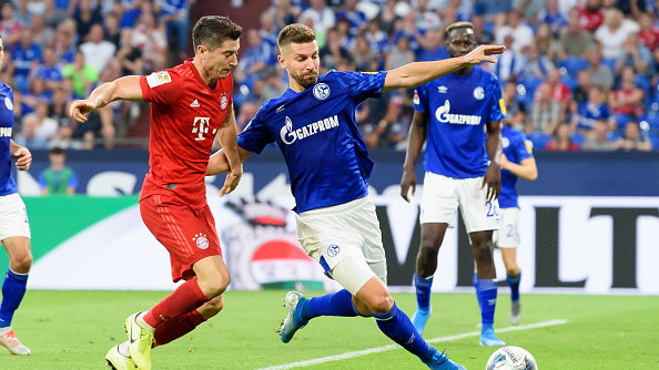 Robert Lewandowski (Bayern) i Matija Nastastić (Schalke)