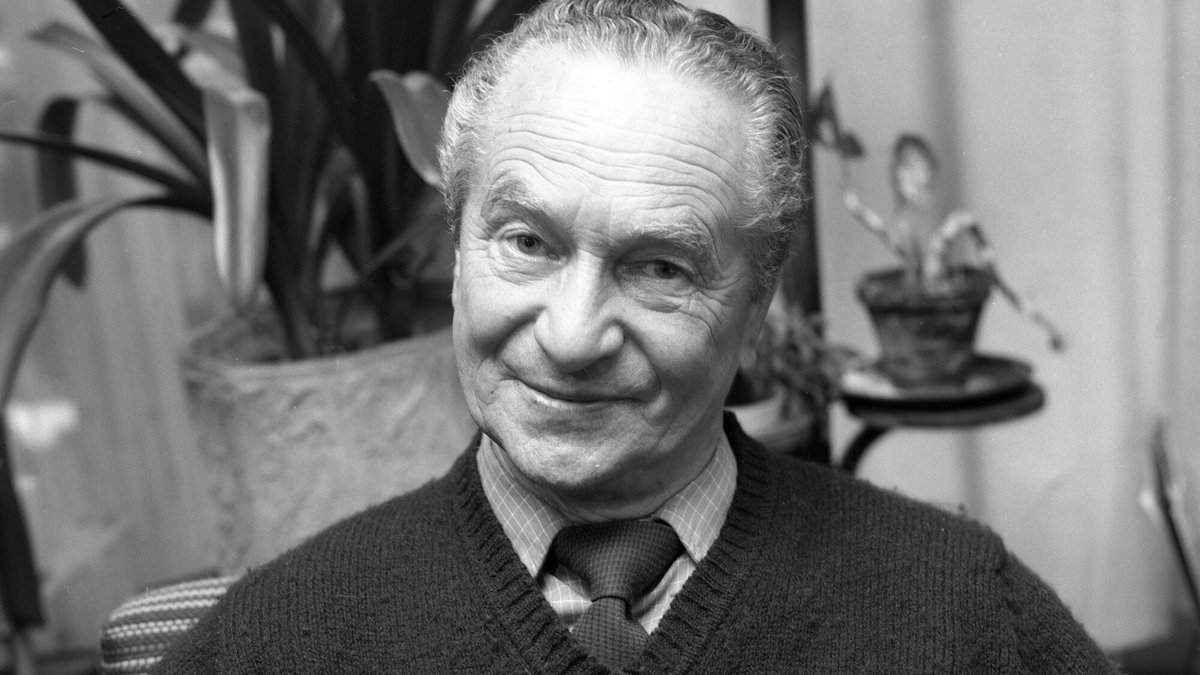 Tadeusz Pietrzykowski w swoim domu (1985 r.)