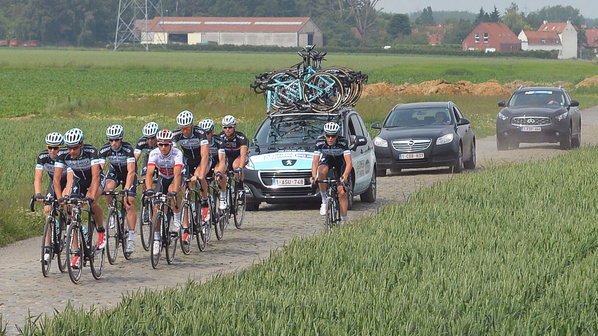 Michał Kwiatkowski wraz z kolegami na jednym z brukowych odcinków