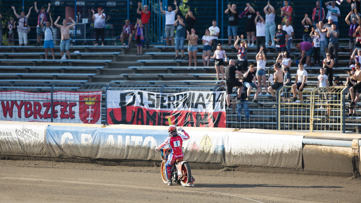 2020.08.01 Bydgoszcz Zuzel eWinner 1 liga zuzlowa 2020Abramczyk Polonia Bydgoszcz - Zdunek Wybrzez Gdansk N/z Krystian Pieszczek, kibice Wybrzeze Gdansk Foto Marcin Karczewski / PressFocus 2020.08.01 Speedway eWinner First League 2020Abramczyk Polonia Bydgoszcz - Zdunek Wybrzez Gdansk N/z Krystian Pieszczek, kibice Wybrzeze Gdansk Foto Marcin Karczewski / PressFocus