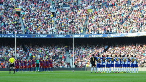 Kibice i piłkarze na Camp Nou w Barcelonie