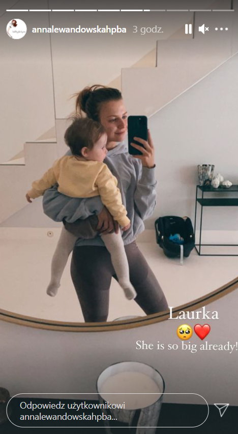 Anna Lewandowska pozuje z młodszą córką