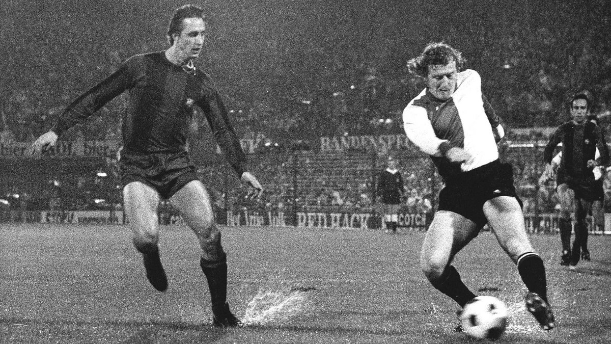 Johan Cruijff (po lewej) walczący o piłkę z Wimem Jansenem.