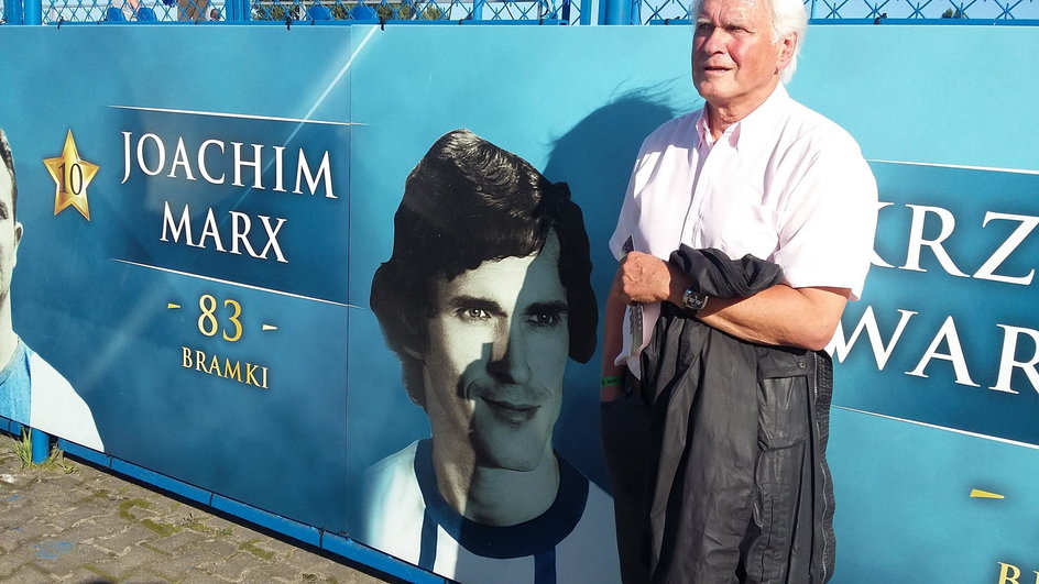Joachim Marx legenda RC Lens na tle swojego zdjęcia z czasów gry w klubie
