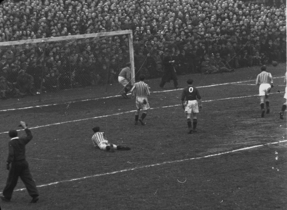 Wielkie derby Krakowa z 1948 roku. Cracovia pokonała Wisłę 3:1 i zdobyła mistrzostwo Polski. 