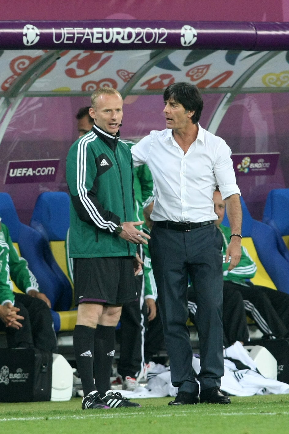Marcin Borski i Joachim Loew podczas Euro 2012. Polak był sędzią technicznym podczas tego turnieju