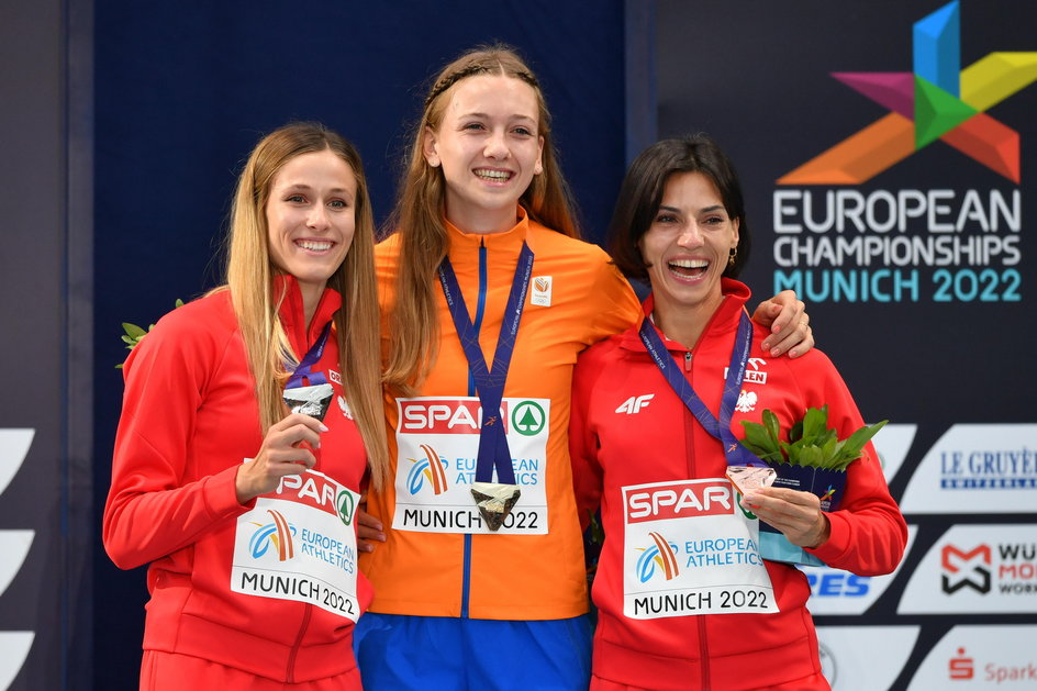 Podium ME 2022 w Monachium: Natalia Kaczmarek (srebro), Femke Bol (złoto) i Anna Kiełbasińska (brąz)