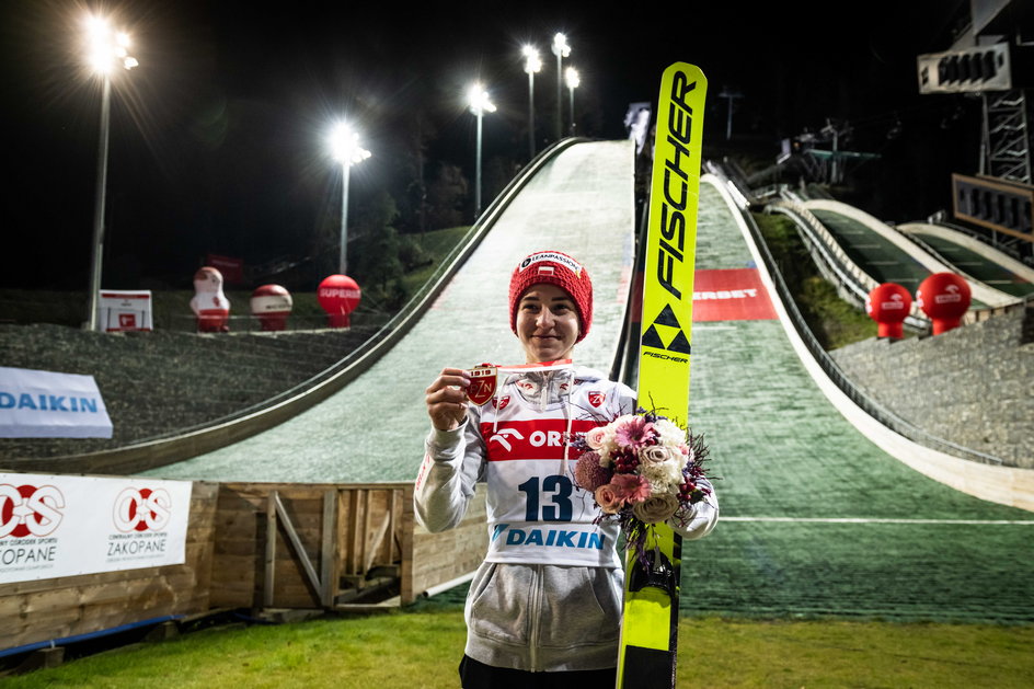 Nicole Konderla w poprzednim sezonie zdobyła cztery medale Uniwersjady - trzy złote i srebrny. Była też trzecia w klasyfikacji generalnej FIS Cup. Wtedy też przeżywała jednak trudne chwile.