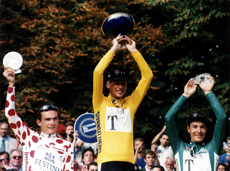 Jan Ullrich w żółtej koszulce na podium Tour de France