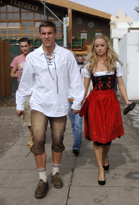 Lukas Podolski z żoną Moniką