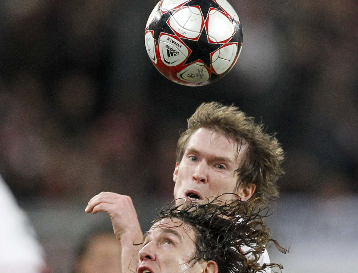 Carles Puyol (front) i Aleksandr Hleb