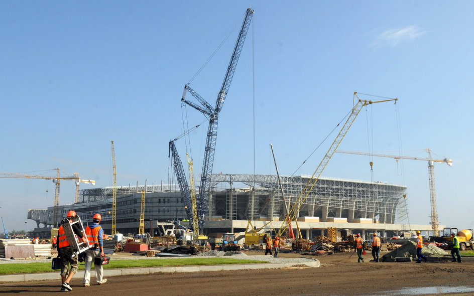 Po stronie ukraińskiej była budowa nowego stadionu we Lwowie, który na rok przed turniejem był wielkim placem budowy 
