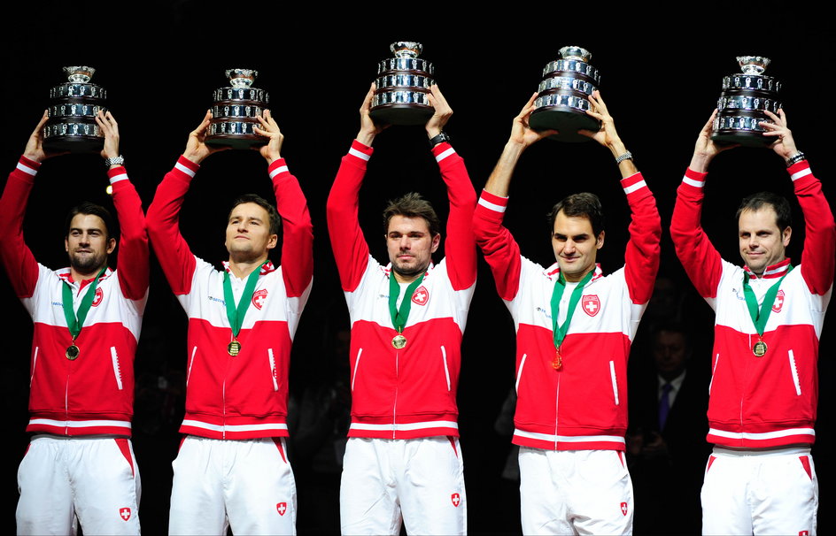 Ekipa Szwajcarii po zwycięstwie w Pucharze Davisa w 2014 r. Pierwszy z prawej Severin Luthi