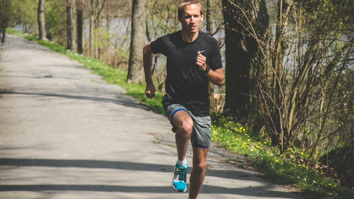 Jakub Nowak jest ambasadorem biegów w Wilanowie