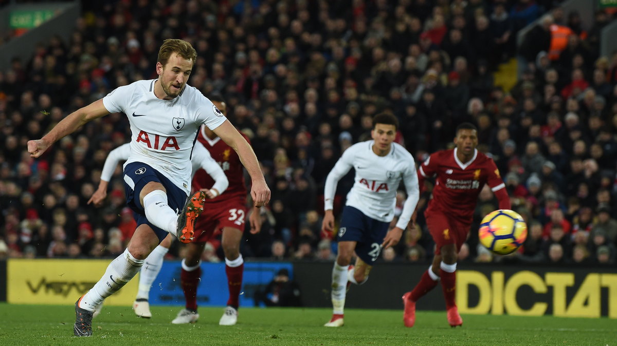 Harry Kane strzelający karnego w meczu Liverpool – Tottenham (2:2)