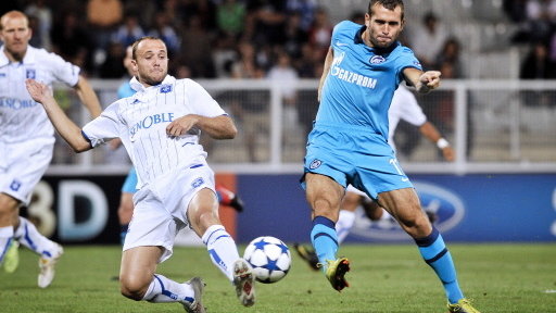 Aleksander Kerżakow (z prawej) w meczu z Auxerre