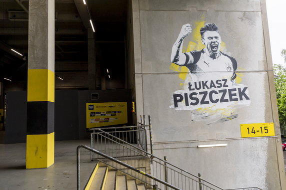 Mural z podobizną Łukasza Piszczka w jednym z wejść na stadion. W ten sposób na Signal Iduna Park honorowani są tylko najwięksi piłkarze w historii klubu