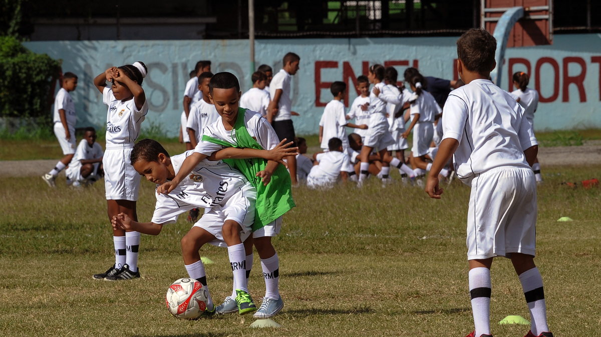 Dzieci grające w piłkę nożną