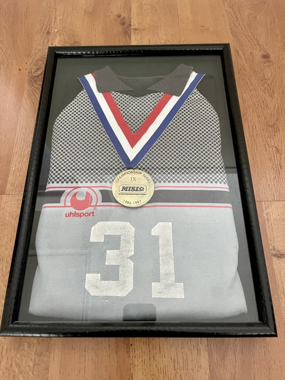 Bluza Krzysztofa Sobieskiego oraz medal za mistrzostwo MISL w 1987 z Dallas Sidekicks