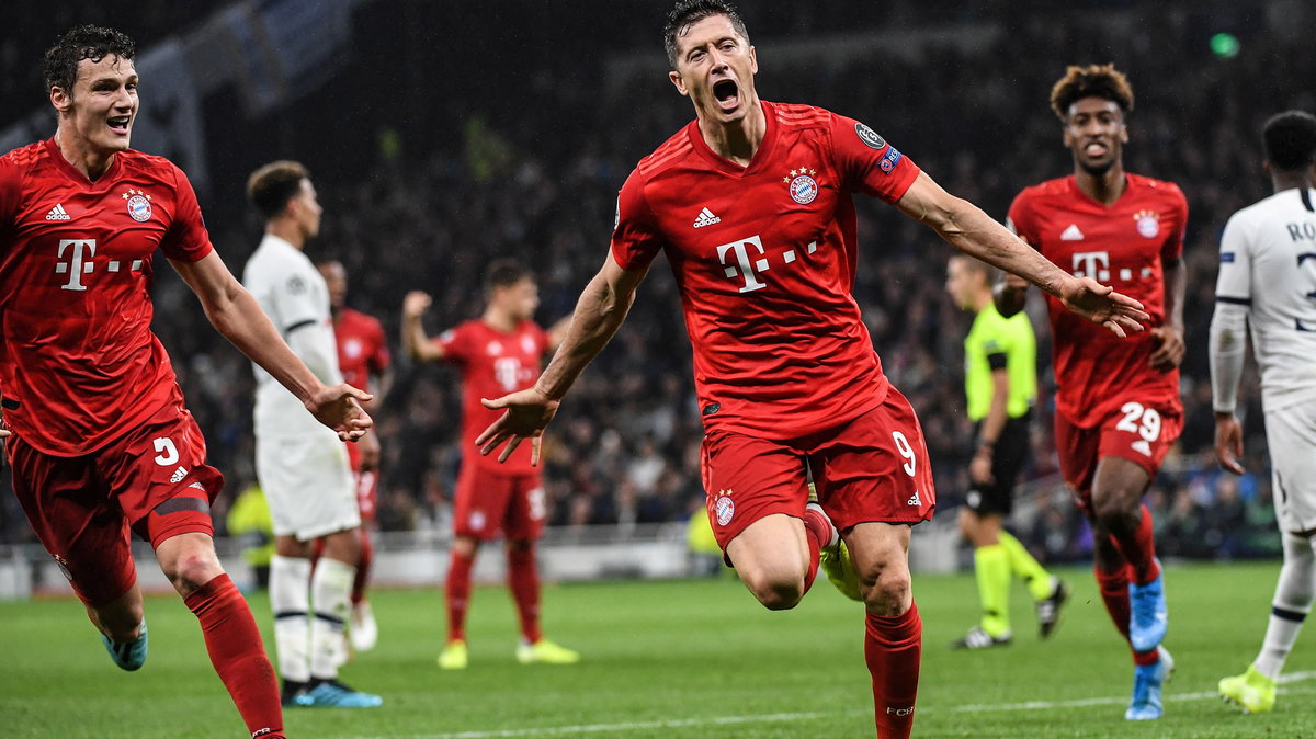 Robert Lewandowski celebruje bramkę w meczu z Tottenhamem