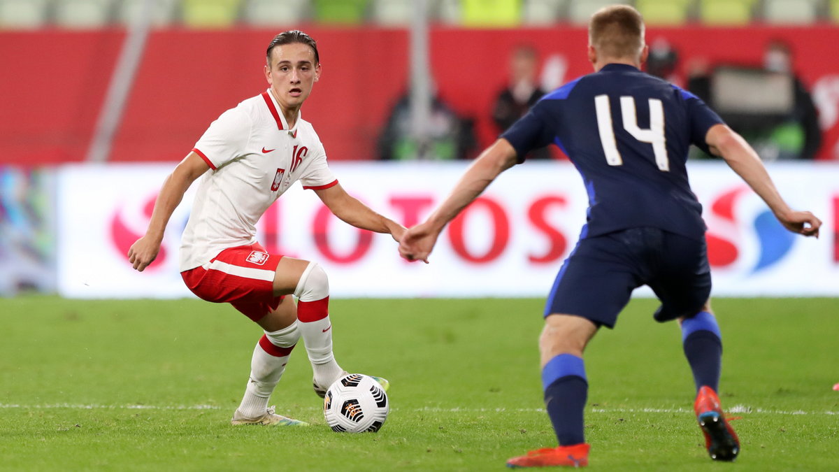 Michał Karbownik w meczu z Finlandią grał jako boczny obrońca i pomocnik.