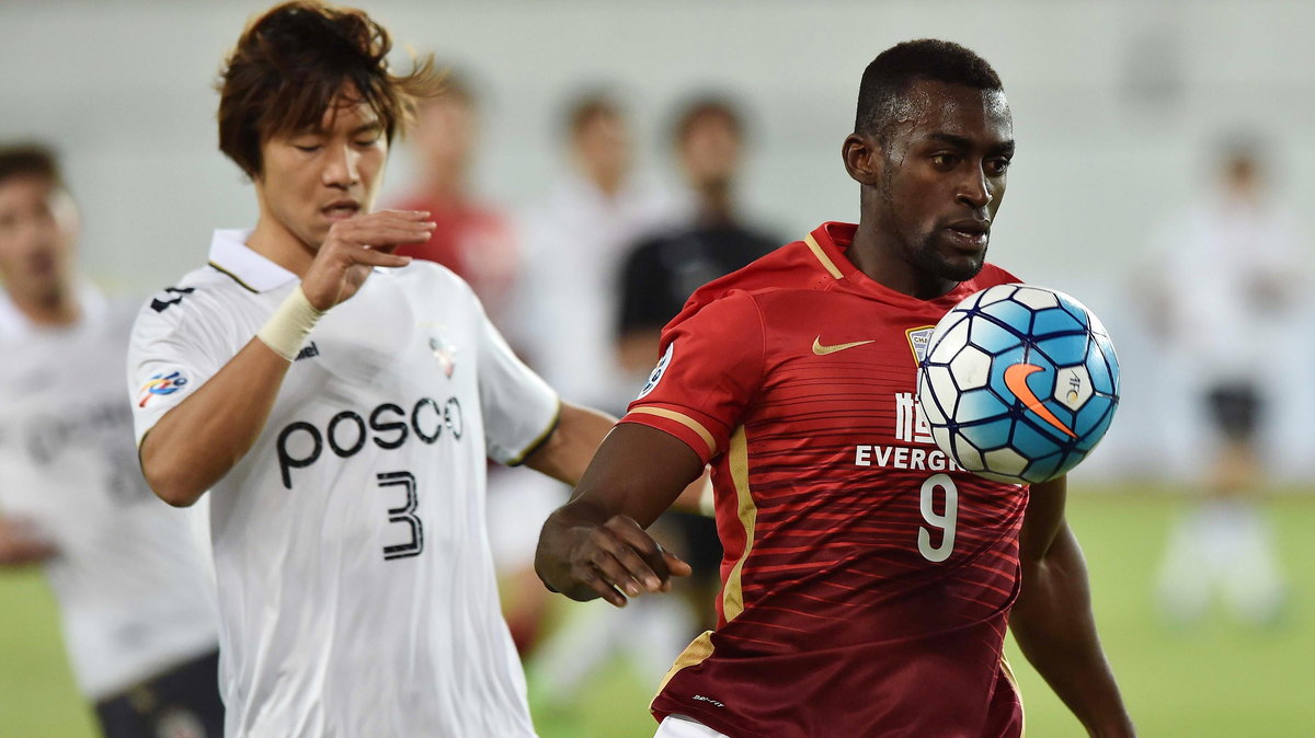 (FILES) In this file photo taken on February 24, 2014, Jackson Martinez of Guangzhou Evergrande (R) fights for the ball with Kim Kwangsuk of Pohang Steelers during their AFC Champions League group stage football match in Guangzhou, in southern China's Gua