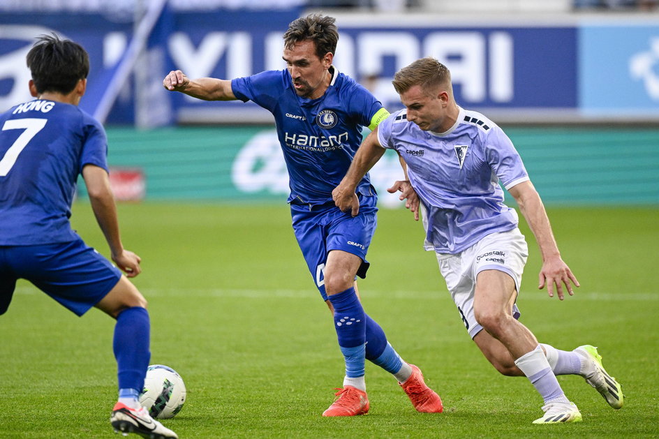 Mateusz Łęgowski podczas meczu Gent - Pogoń (5:0)
