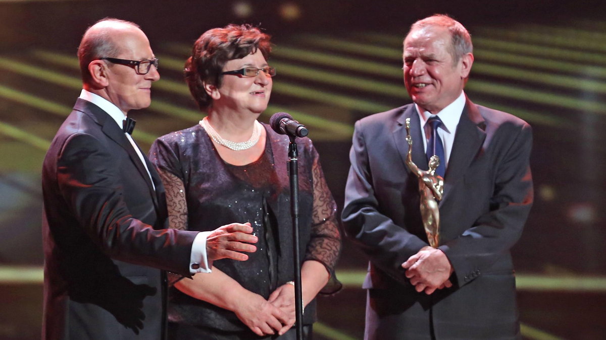 Rodzice Justyny Kowalczyk odbierają statuetkę Czempiona