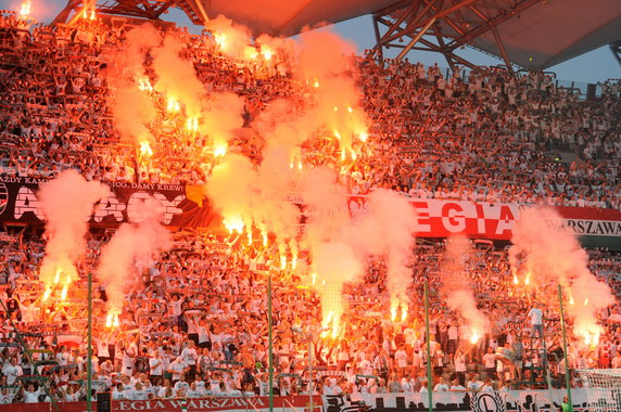 PIŁKARSKA EKSTRAKLASA LEGIA KONTRA GÓRNIK ZABRZE (palące race)