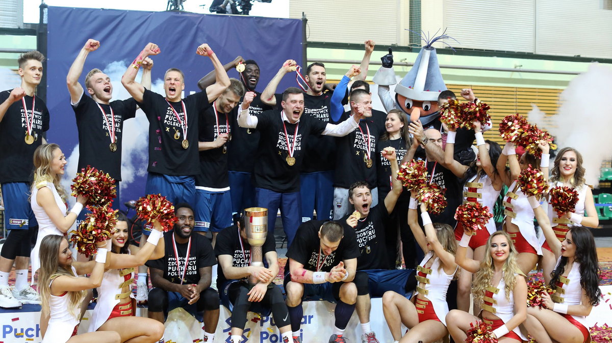 Przed rokiem trofeum zdobył Polski Cukier pokonując w finale Stelmet 88:80.