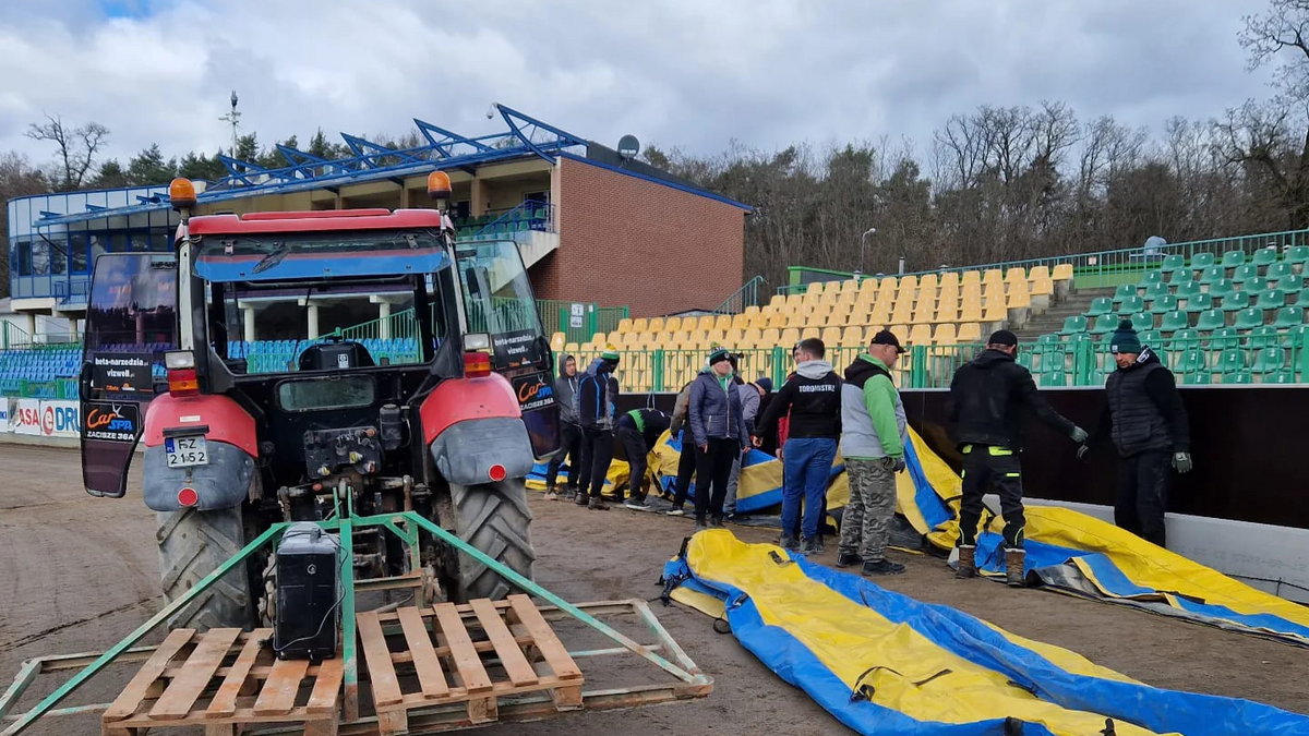 Montaż dmuchanych band na stadionie Falubazu