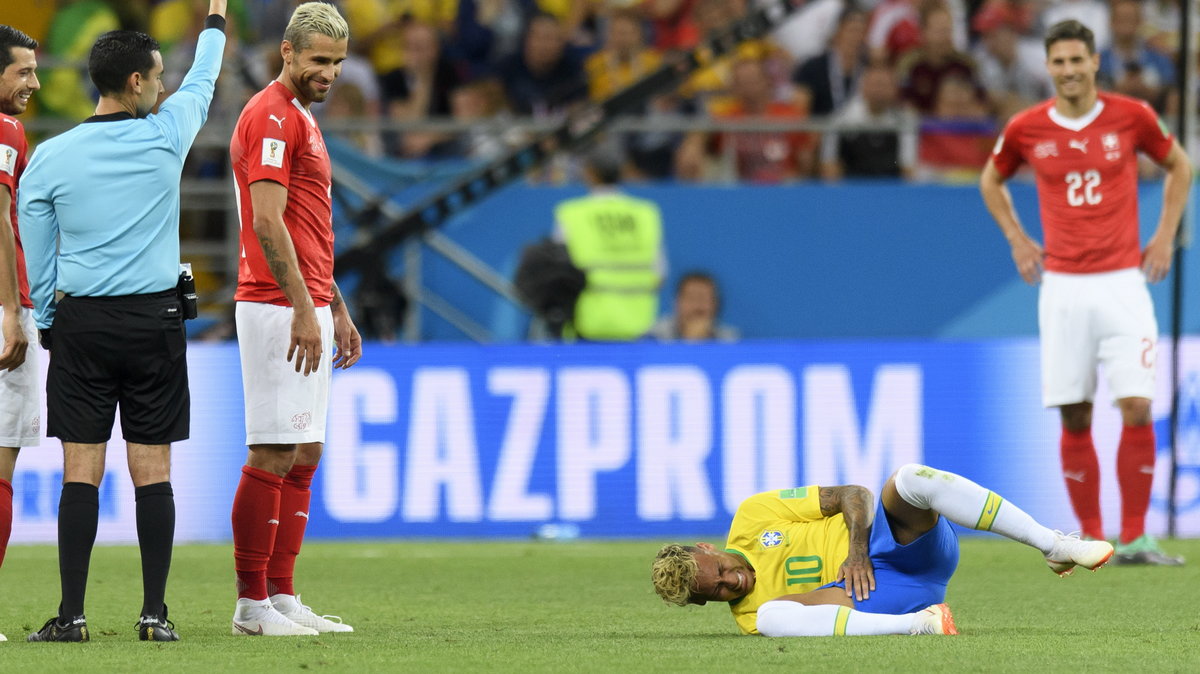 Neymar leżący na murawie