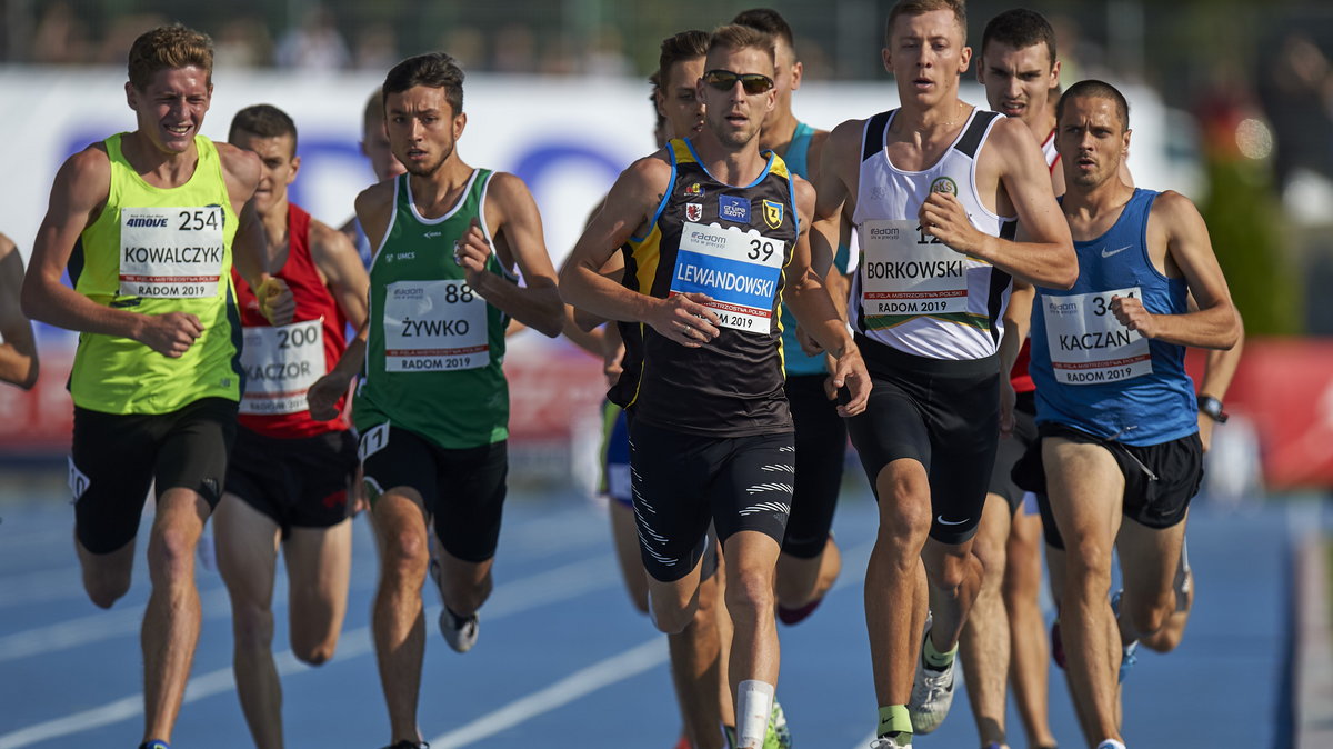 Marcin Lewandowski (w środku)