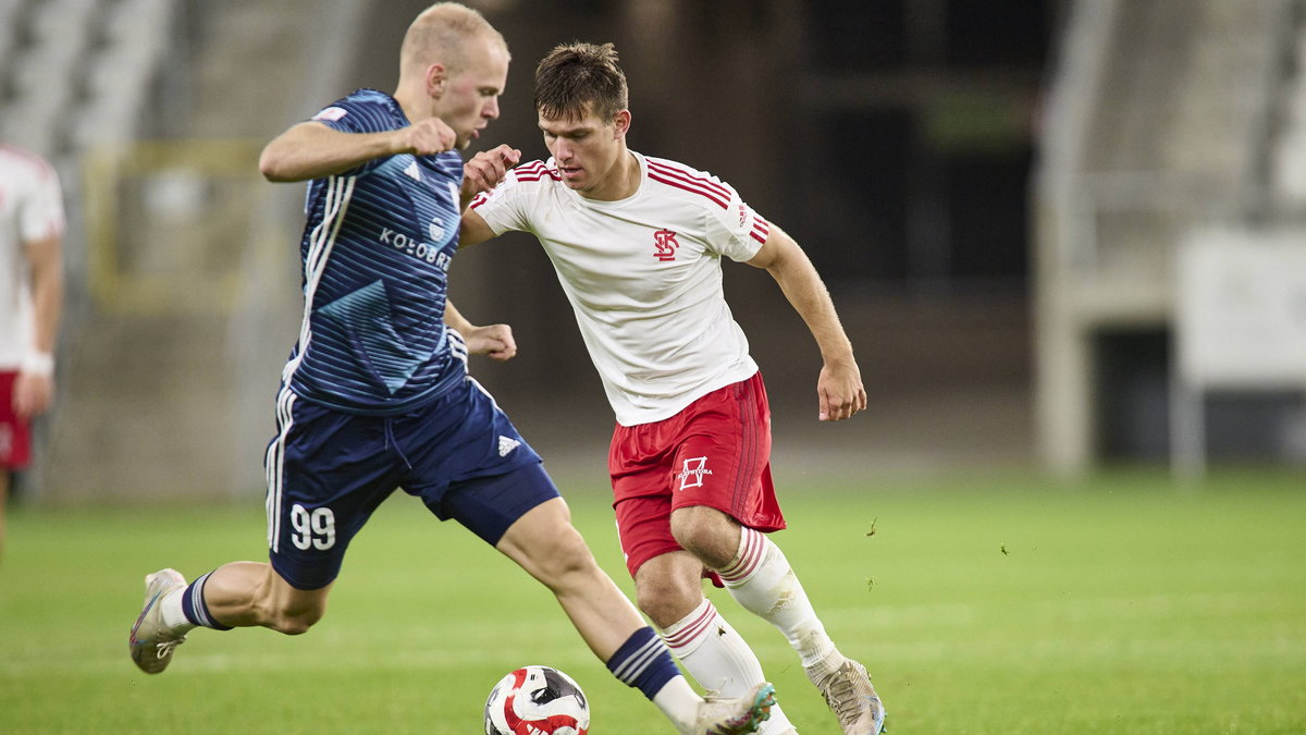 Olaf Nowak (w ciemniejszym stroju) z Kotwicy Kołobrzeg