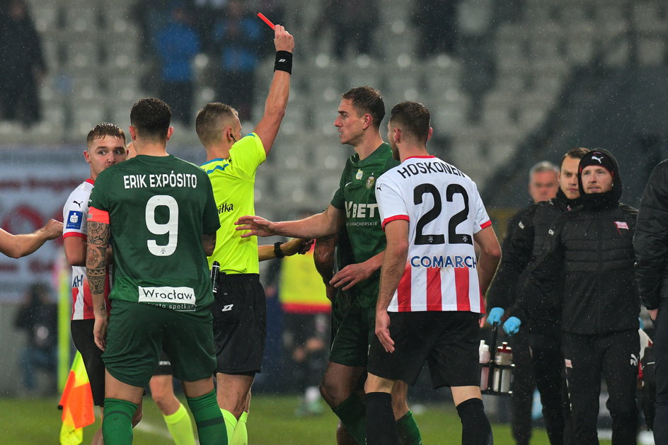Sędzia Marcin Szczerbowicz w meczu Cracovia - Śląsk (0:1) pokazał dwie czerwone kartki zawodnikom gości