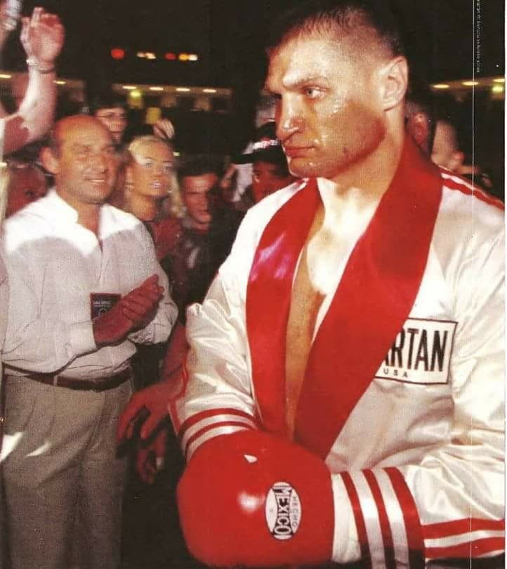 Wychodzący na ring Andrzej Gołota, a obok jego dobry kolega Andrzej "Pershing" Kolikowski. Jeden z bossów tzw. Mafii Pruszkowskiej został zastrzelony w grudniu 1999 r. w Zakopanem