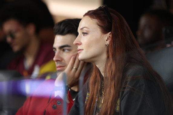 Wokalista Joe Jonas i aktorka Sophie Turner na Super Bowl 2022