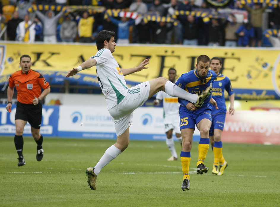 Filip Burkhardt z prawej w starciu z Luką Vućko (Arka Gdynia 2:2 Lechia Gdańsk, 01.05.2011 r.).