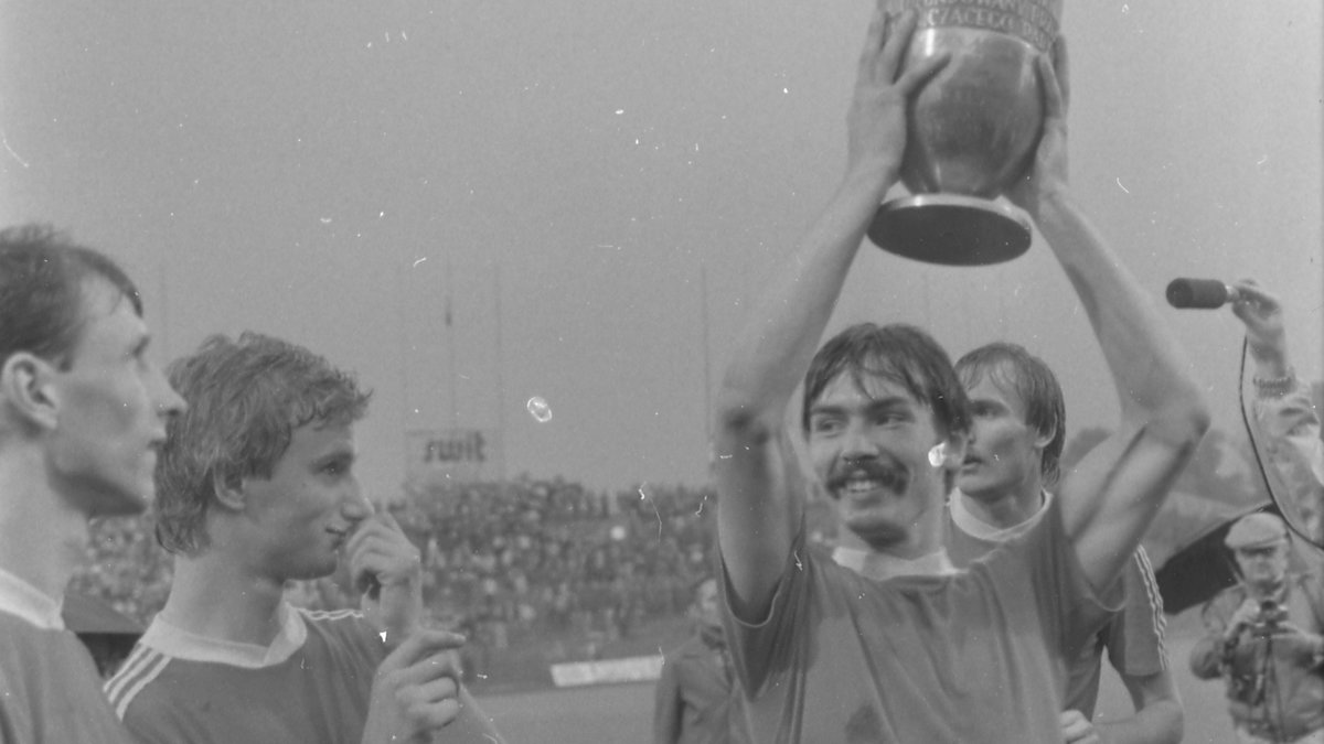 Widzew celebruje zdobycie Pucharu Polski po zwycięstwie w konkursie rzutów karnych nad GKS Katowice w 1985 r. Trofeum unosi Kazimierz Przybyś. Obok niego grający w finale pierwszy mecz w barwach nowego klubu Marek Podsiadło oraz Jerzy Leszczyk (pierwszy z lewej)