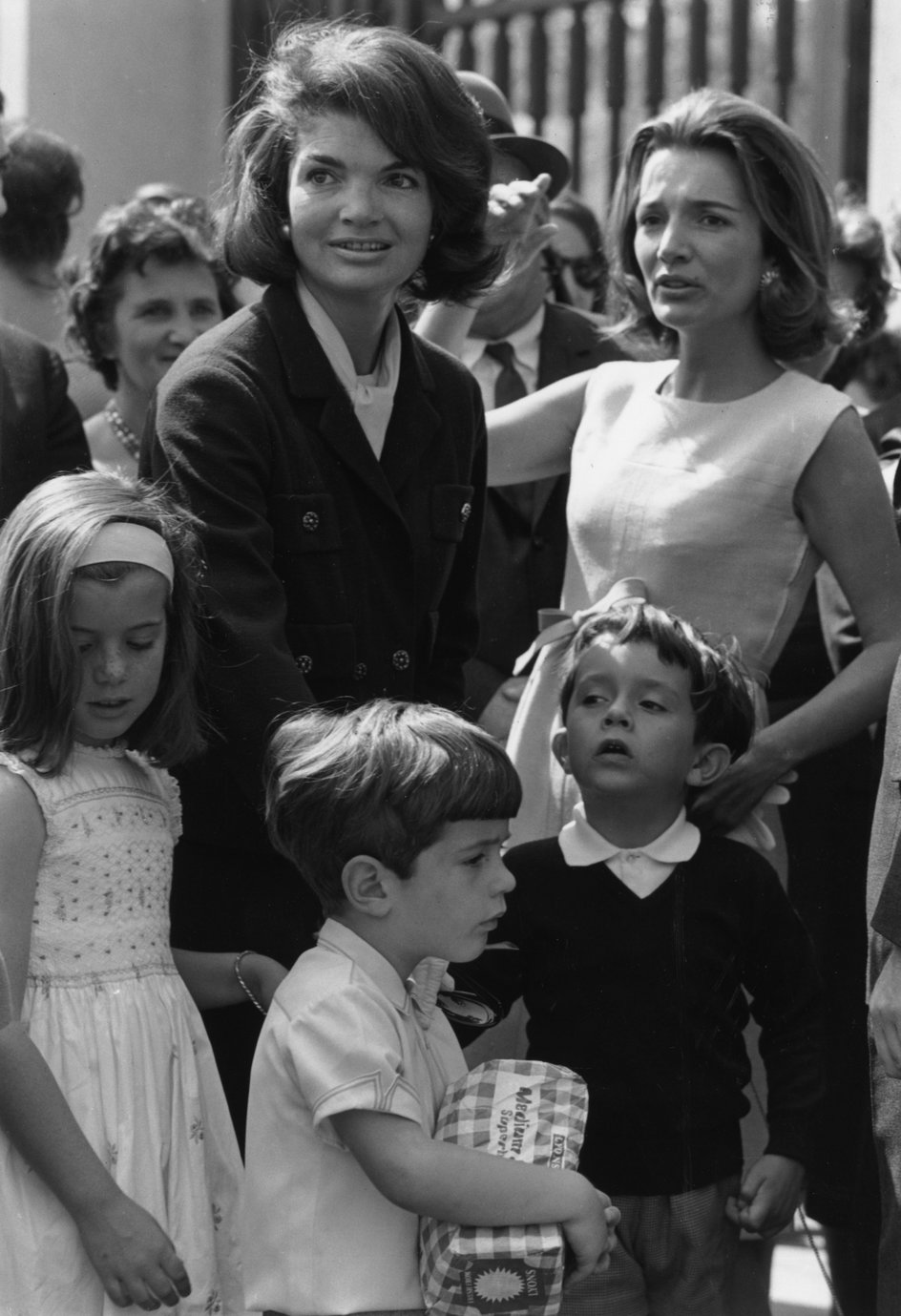 Jackie Kennedy z dziećmi Caroline i Johnem Jr. oraz Lee Radziwiłł z synem Anthonym (1965 r.)