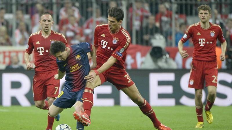 Franck Ribery Mario Gomez i Leo Messi w meczu Bayern - Barcelona