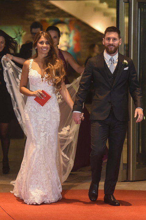 Antonela Roccuzzo i Lionel Messi w dniu ślubu (2017 r.)